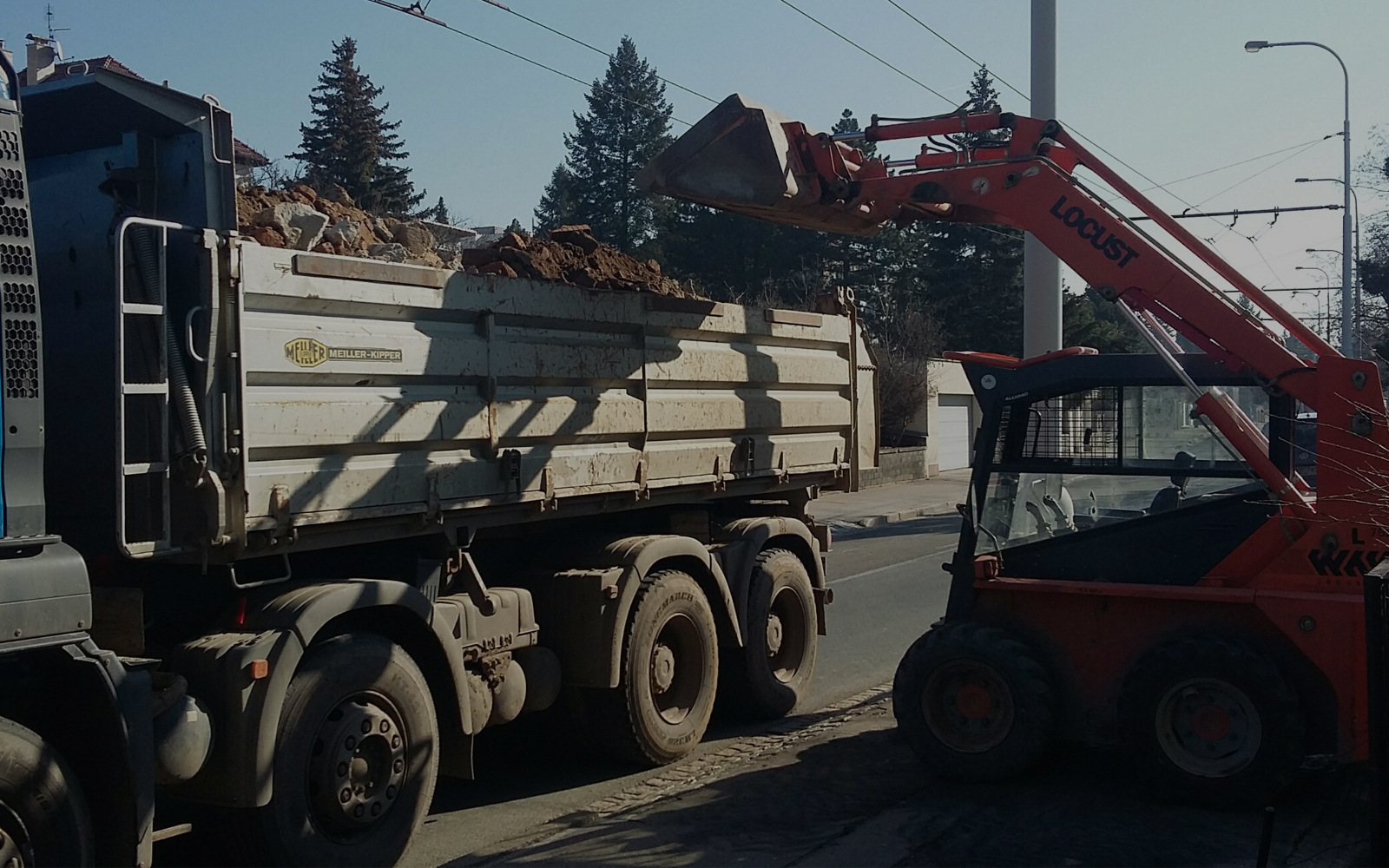 Nabízíme široké spektrum služeb v oblasti zemních a výkopových prací.